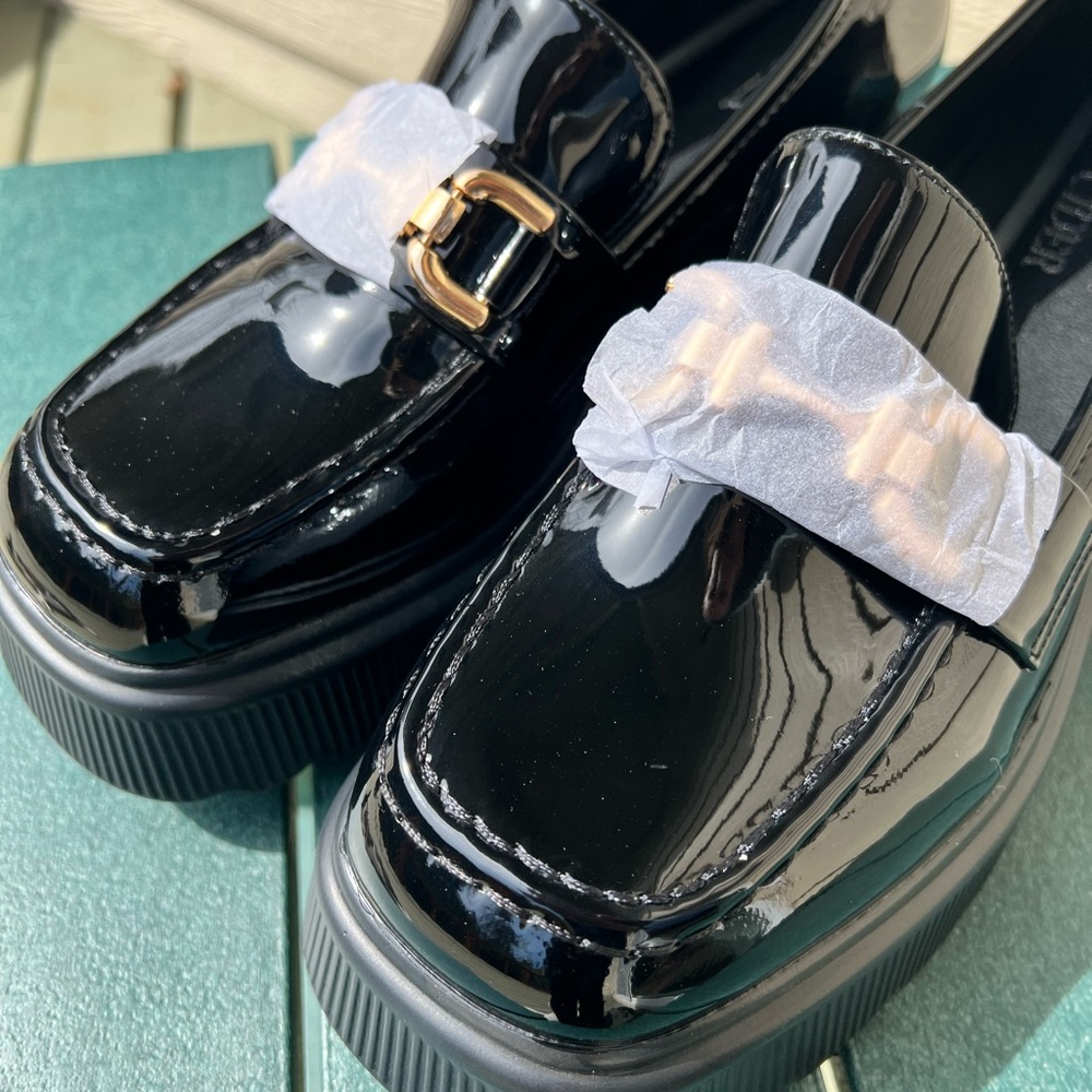 E749 NWT Cider Black Buckled Loafers